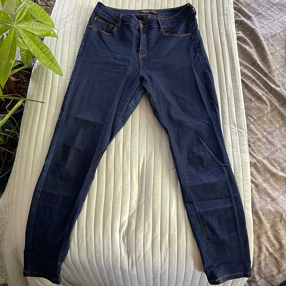 Size 9/29. Nice pocket shape
